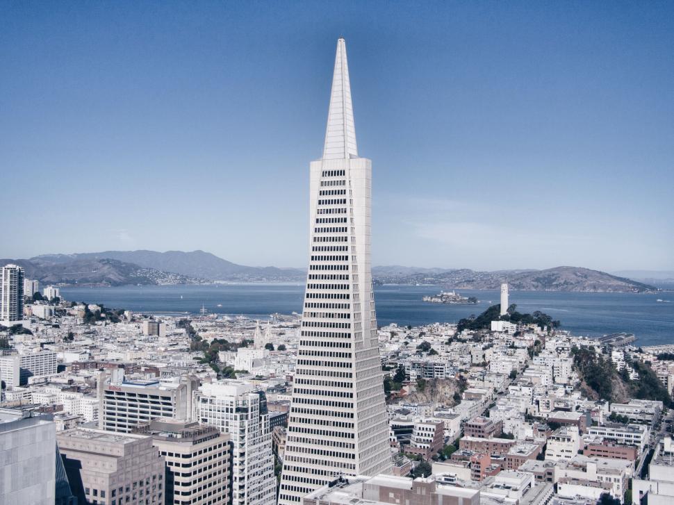 Free Image of Majestic Skyscraper Dominates Urban Landscape 