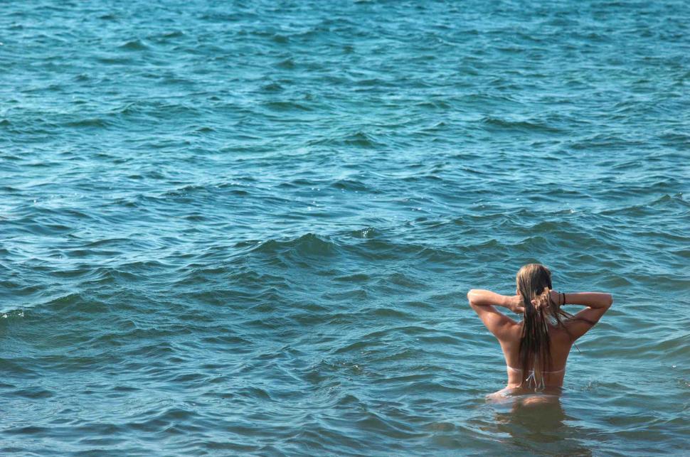 Free Image of female torso on sea backgroung 