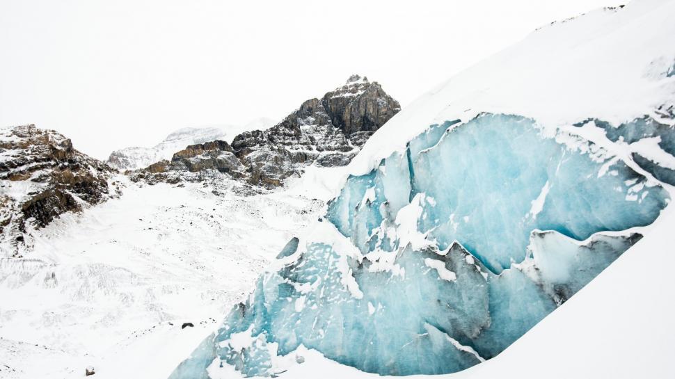 Free Image of Snowboarder Descends Snowy Mountain 