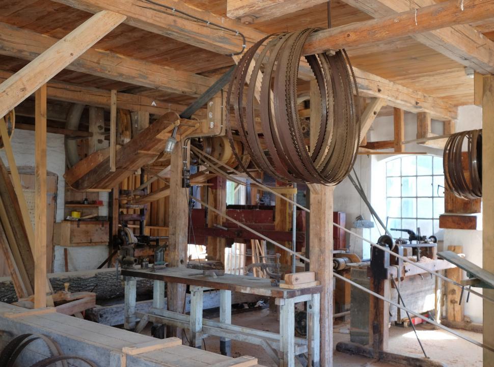 Free Image of Room Filled With Wooden Objects 