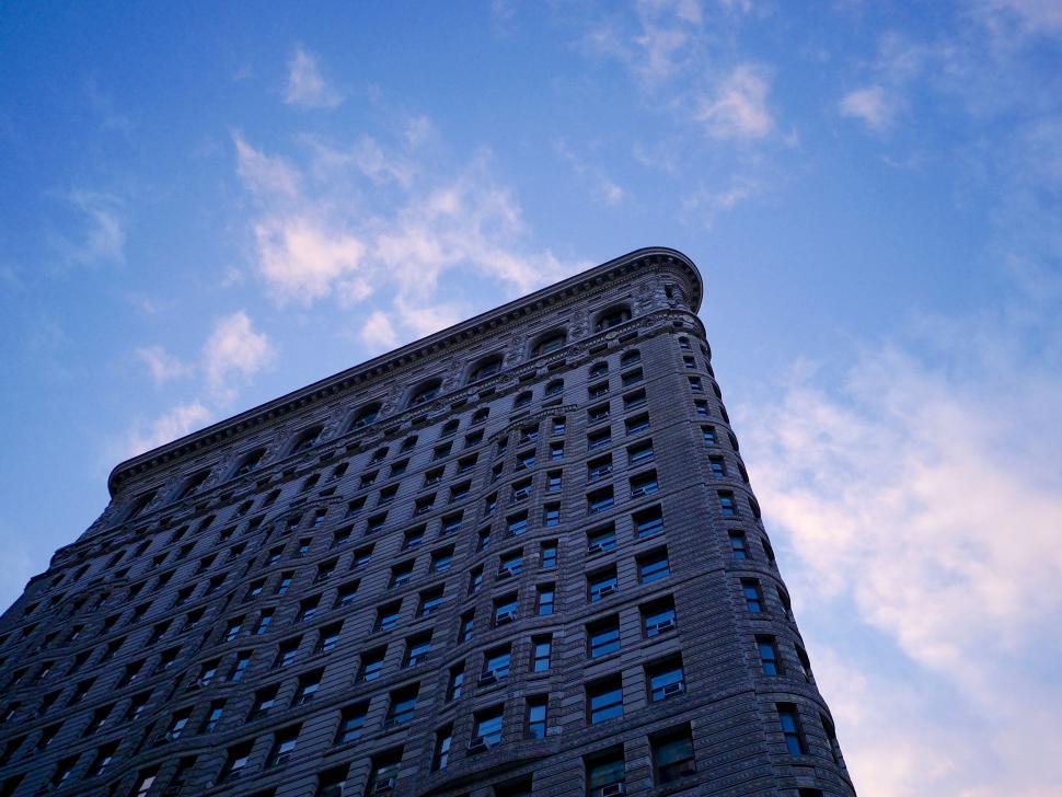 Free Image of Towering Skyscraper With Numerous Windows 
