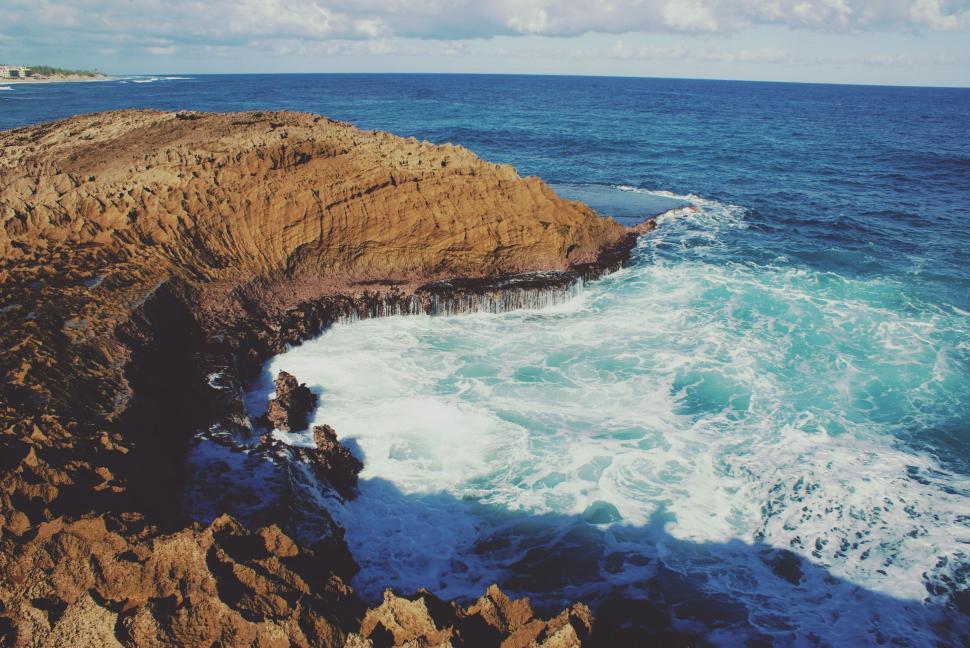 Free Image of Large Body of Water Near Rocky Shore 