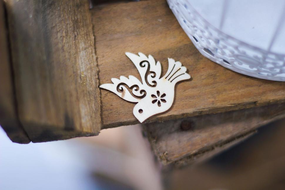Free Image of Clock With Bird Perched 