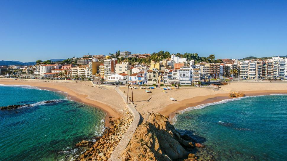 Free Image of Aerial View of Beach With Buildings in Background 