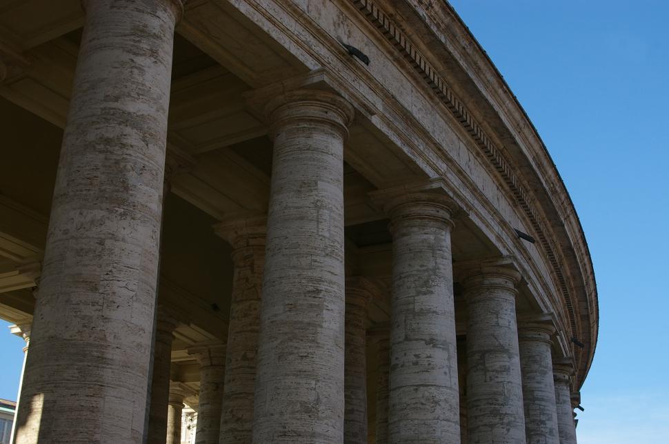 Free Image of Grand Building With Columns and Clock 