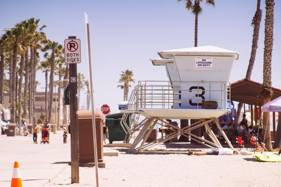 Free Image of Lifeguard Stand on Beach With Palm Trees 