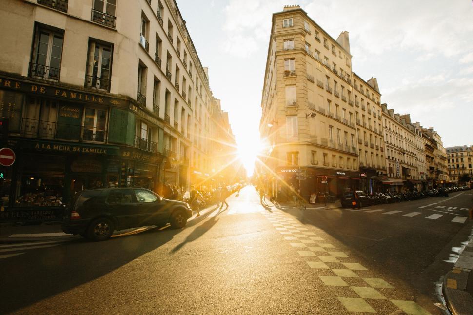 Free Image of Sunshine on City Street 