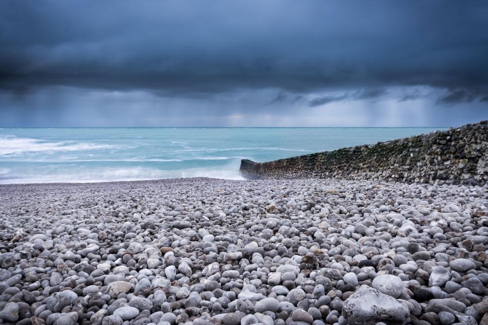 Free Image of Rocky Beach Landscape in Black and White 