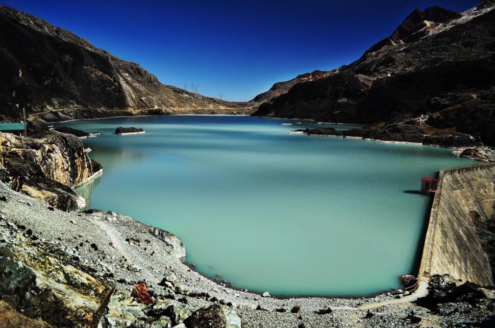 Free Image of Majestic Mountain Lake Surrounded by Peaks 