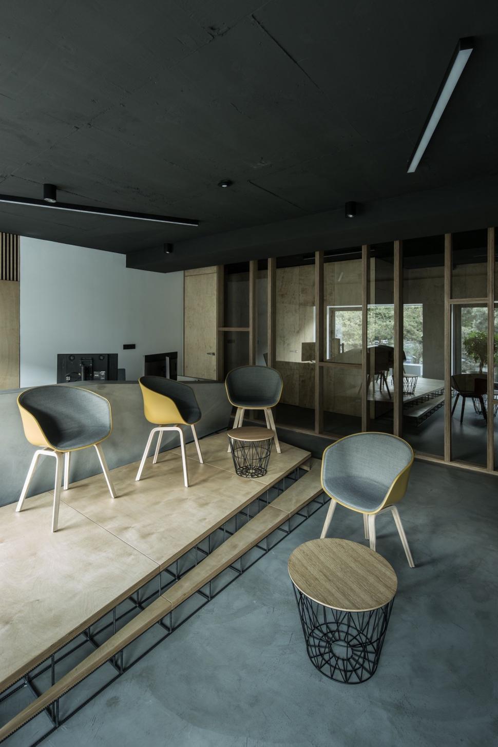 Free Image of Room Filled With Chairs and Tables 