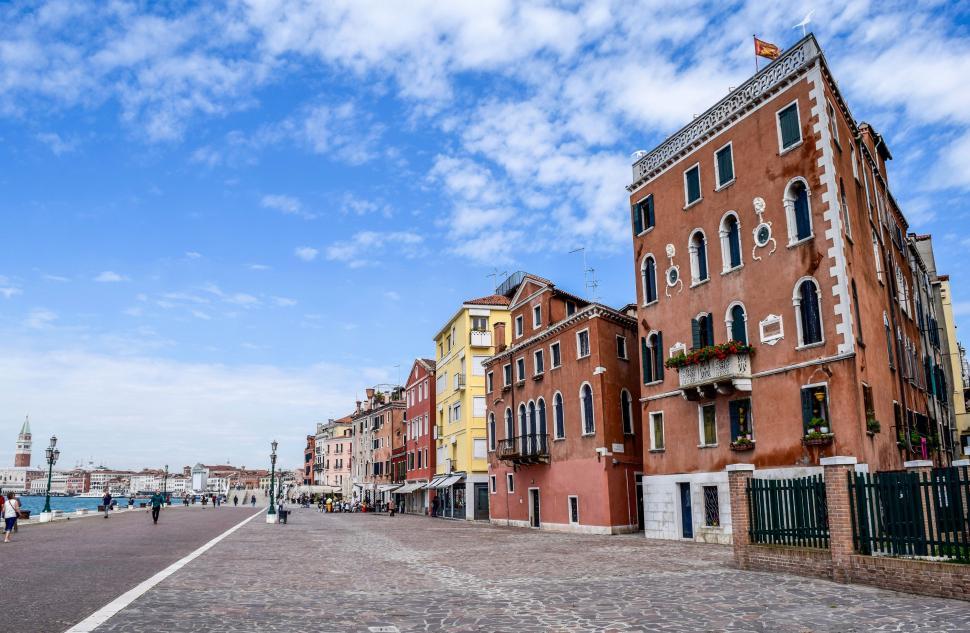 Free Image of Urban Waterfront Street in a Metropolitan City 