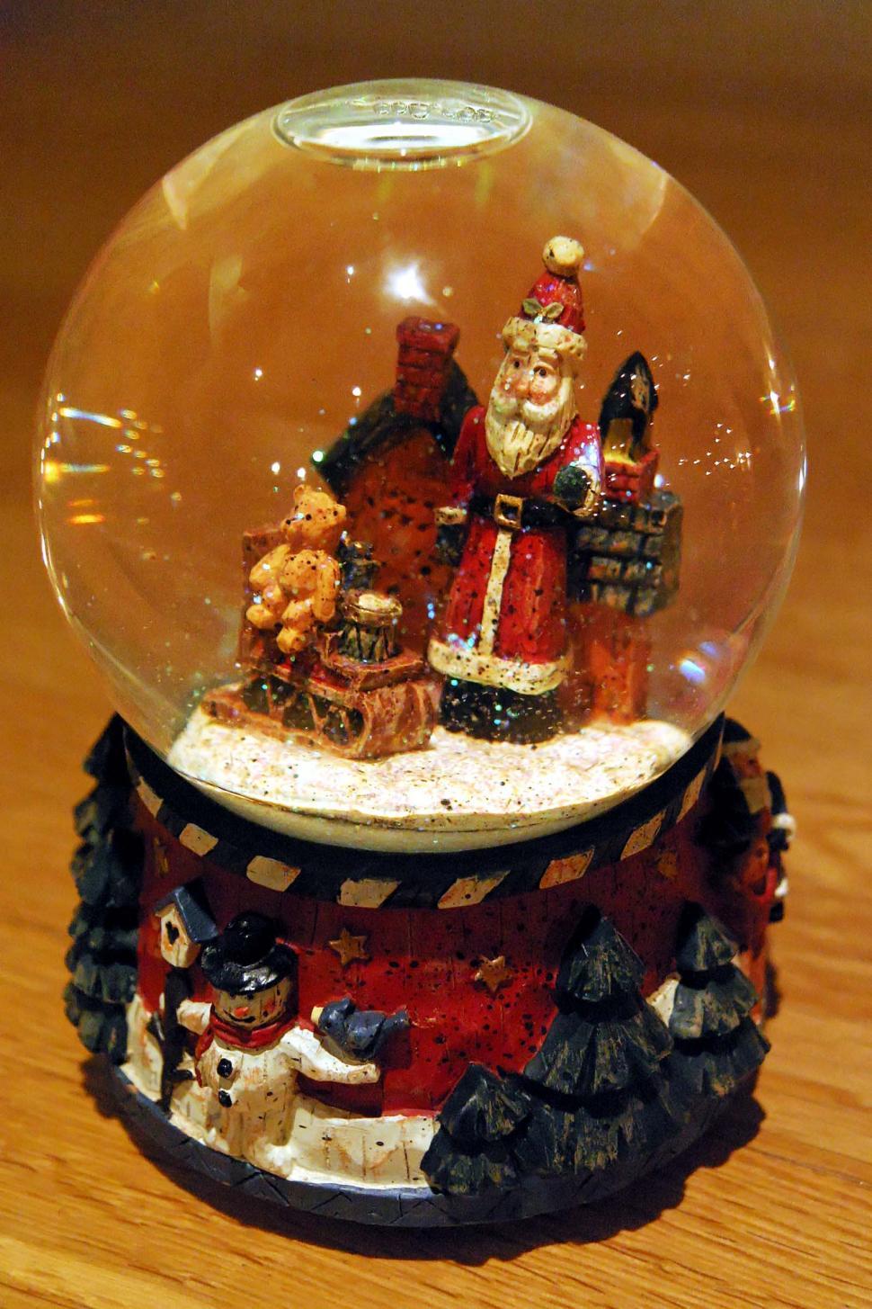 Free Image of Snow Globe With Santa Claus 