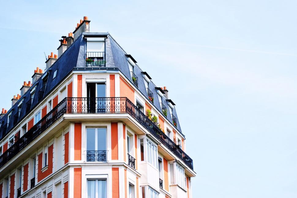 Free Image of Modern High-Rise Building With Numerous Windows and Balconies 