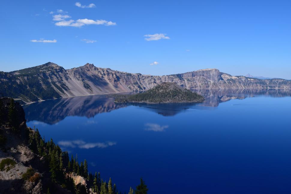 Free Image of Majestic Lake Surrounded by Mountains 