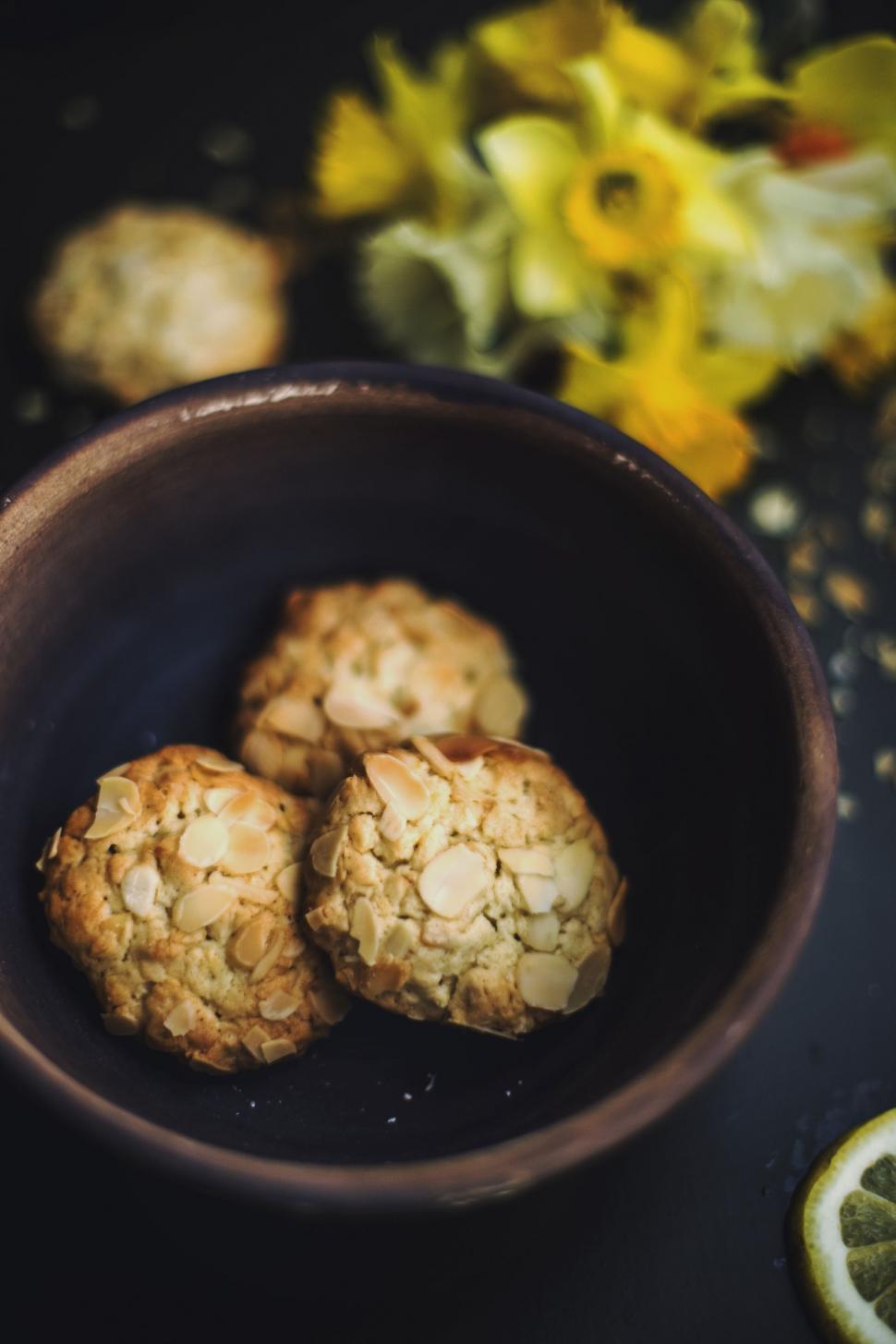 Free Image of Bowl of Cookies With Lemon Slice 