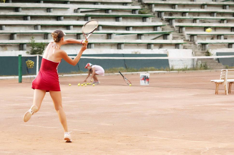 Free Image of blond girl playing tennis 