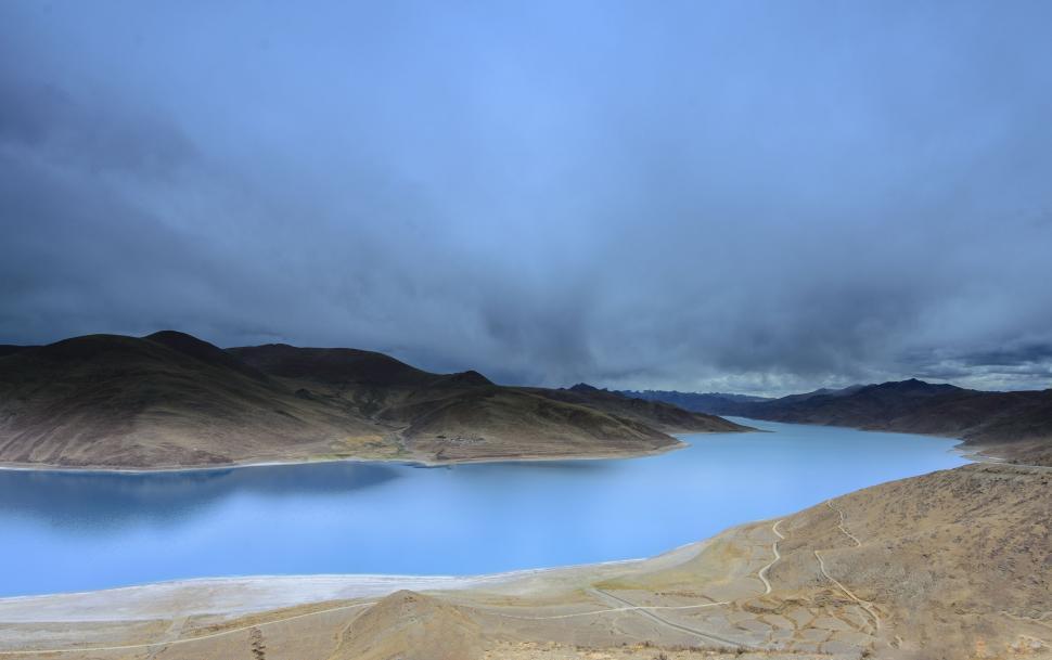 Free Image of Majestic Lake Surrounded by Mountains 