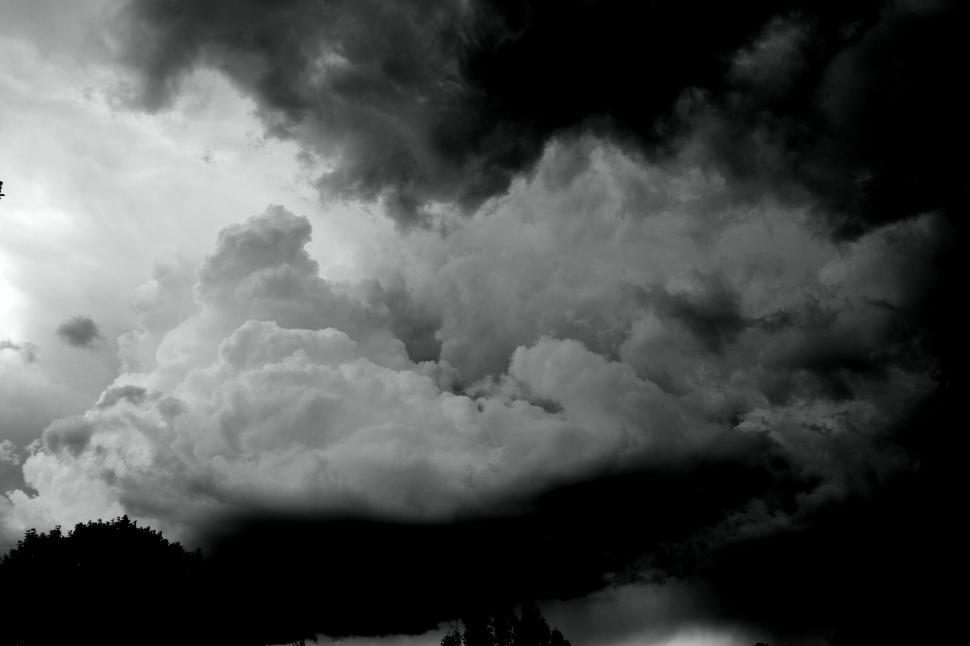 Free Image of Cloudy Sky Overhead 