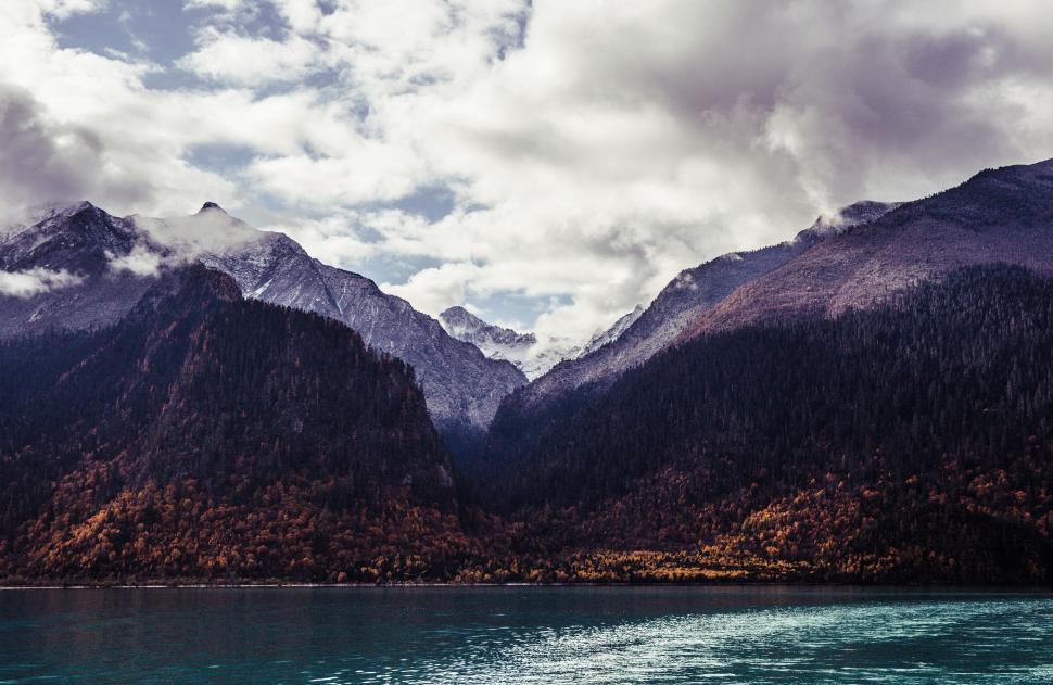 Free Image of Lake Surrounded by Mountains Under a Cloudy Sky 
