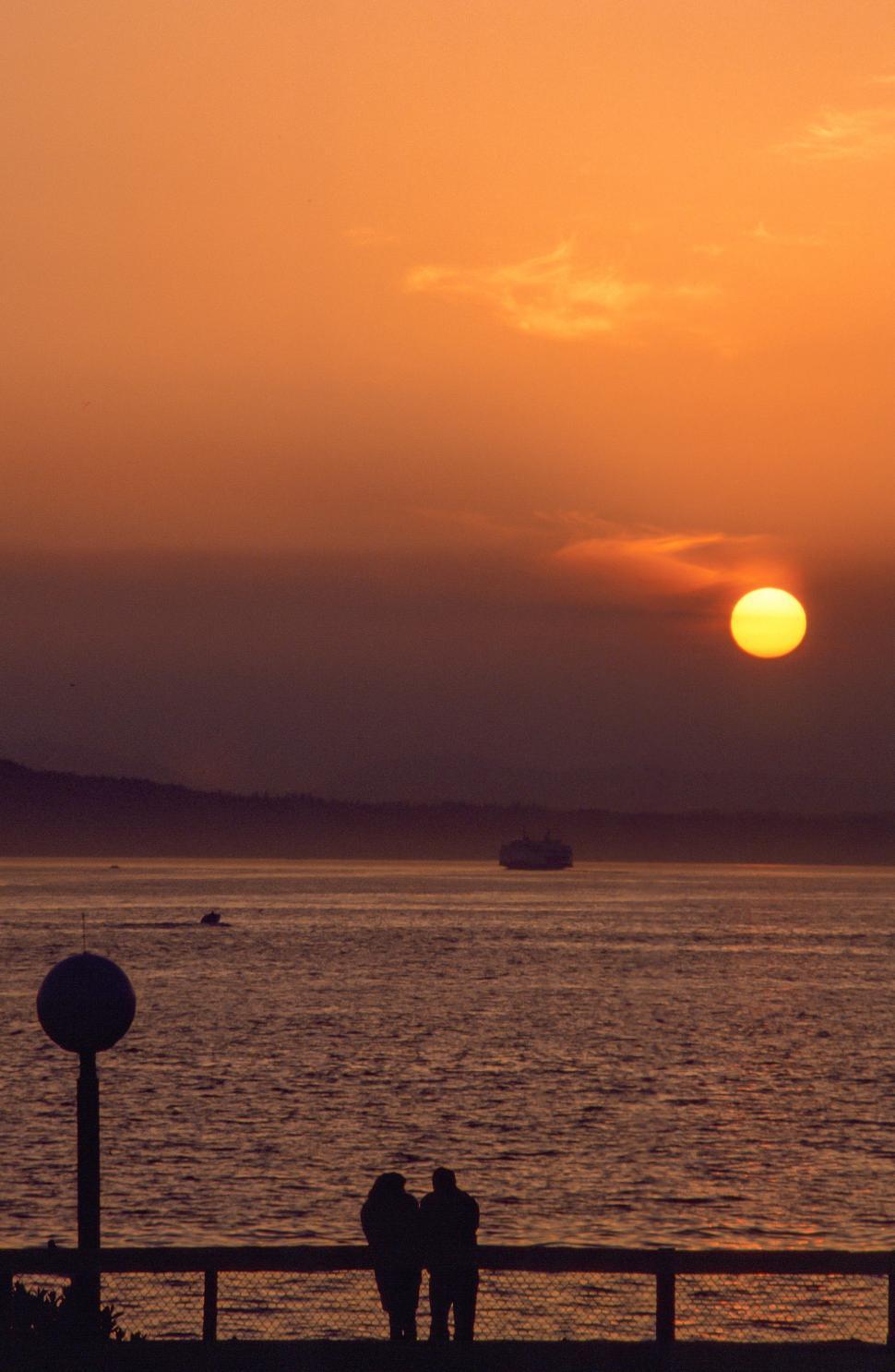 Free Image of Silhouetted couple 