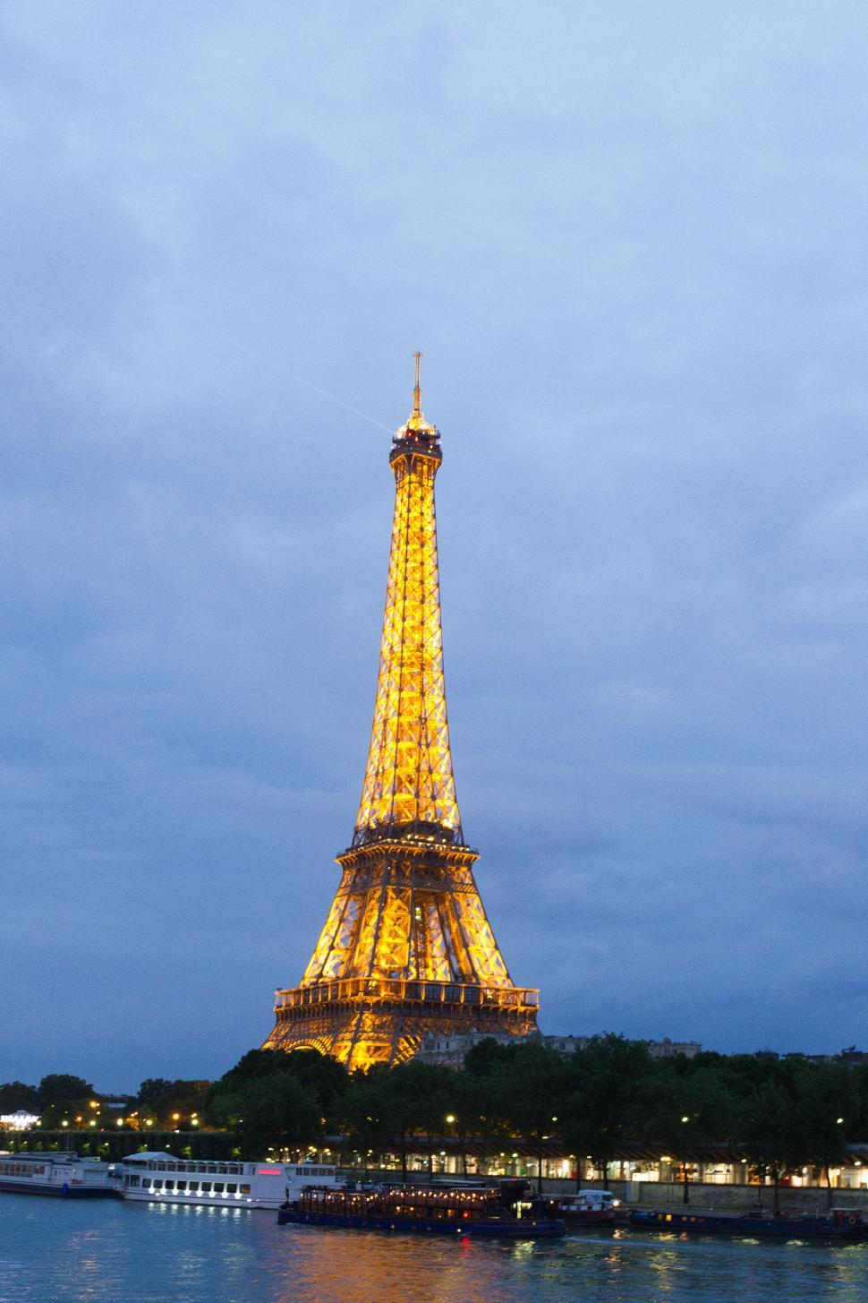 Free Image of Eiffel Tower at night 