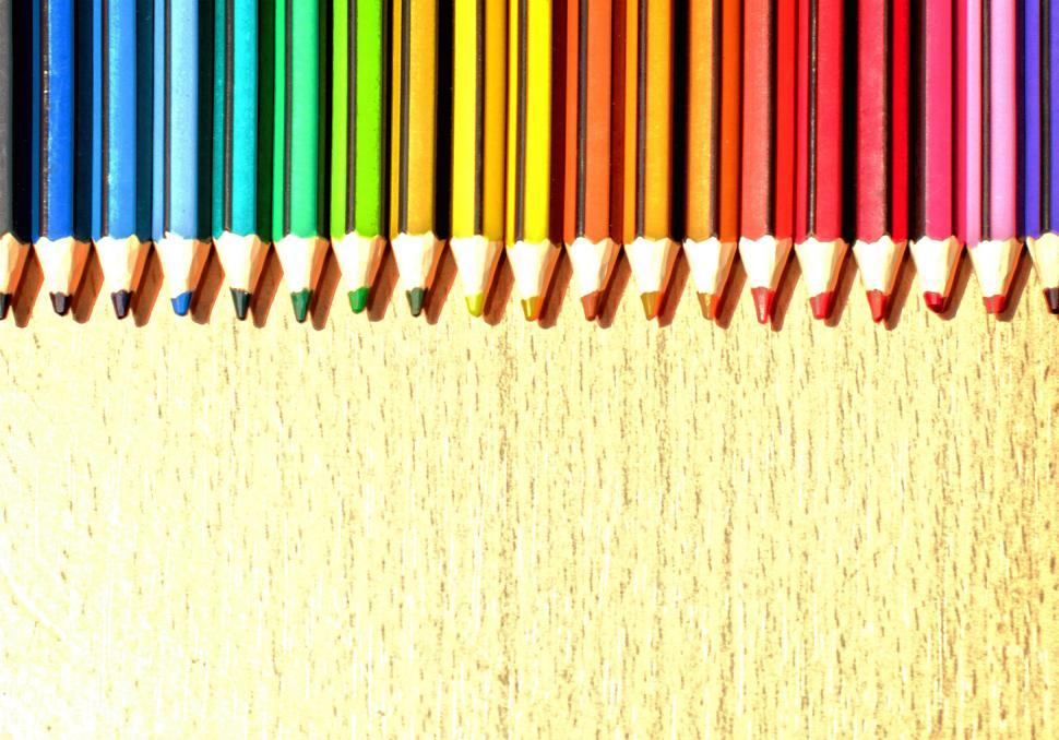 Free Image of Color Pencils in a Row with Copyspace 