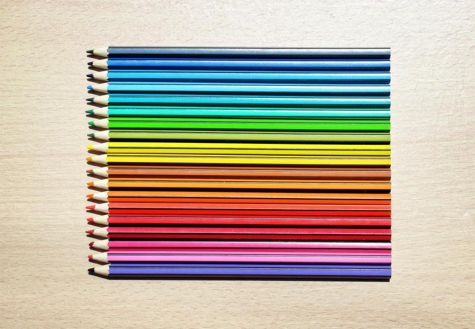 Free Image of Colored Pencils Aligned in a Simple Spectrum 