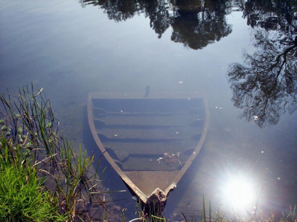 Free Image of UNDER WATER BOAT 
