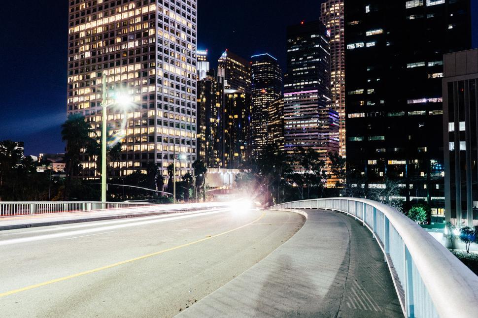 Free Image of Busy City Street at Night With Cars Driving 