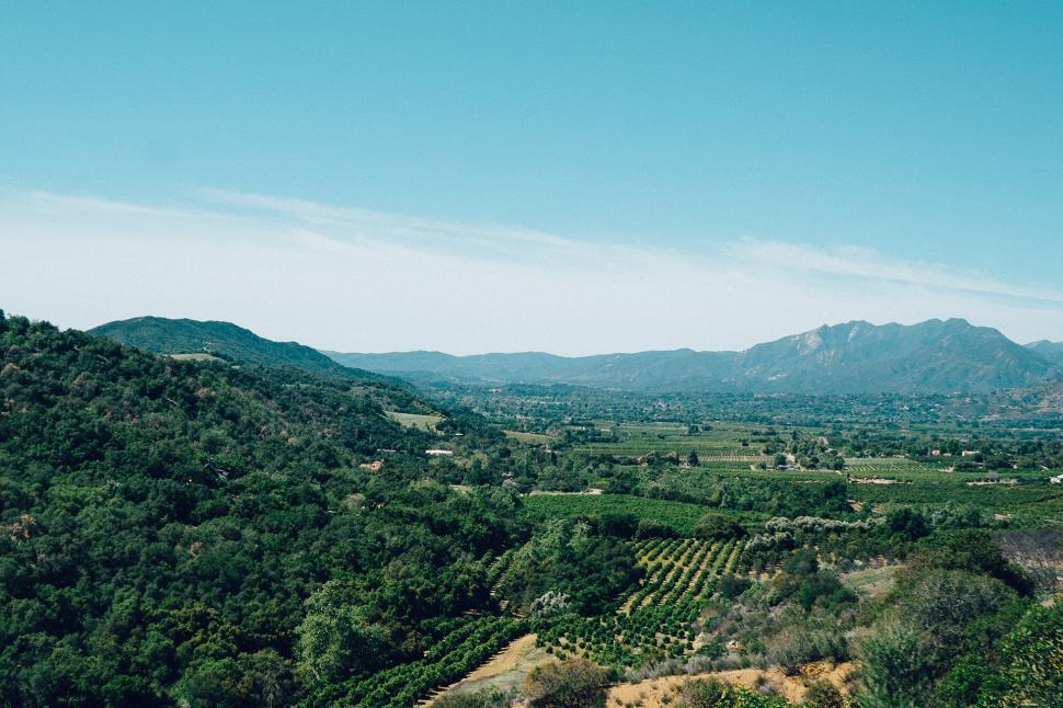 Free Image of Majestic Valley With Mountain Backdrop 