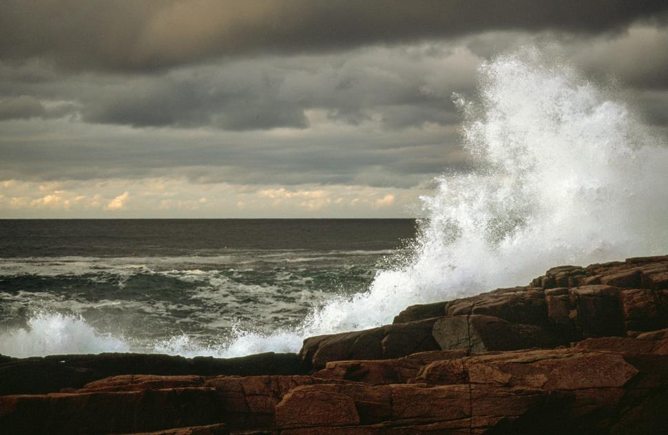 Free Image of Ocean waves spray 