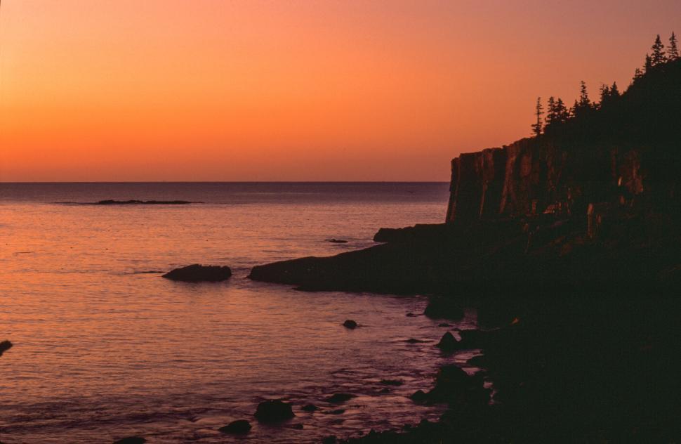 Free Image of Sunset at a rocky beach 