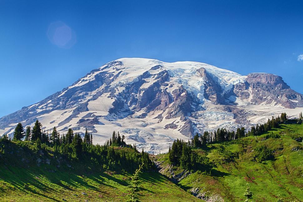 Free Image of Mount Rainer and treeline 