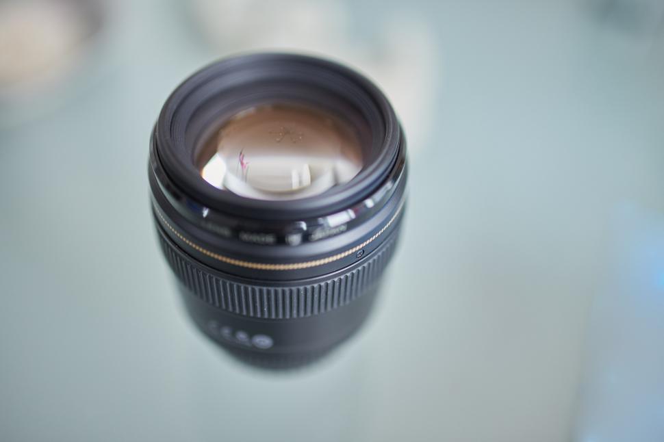 Free Image of Camera Lens on Table 