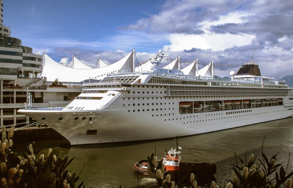 Free Image of Cruise ship 