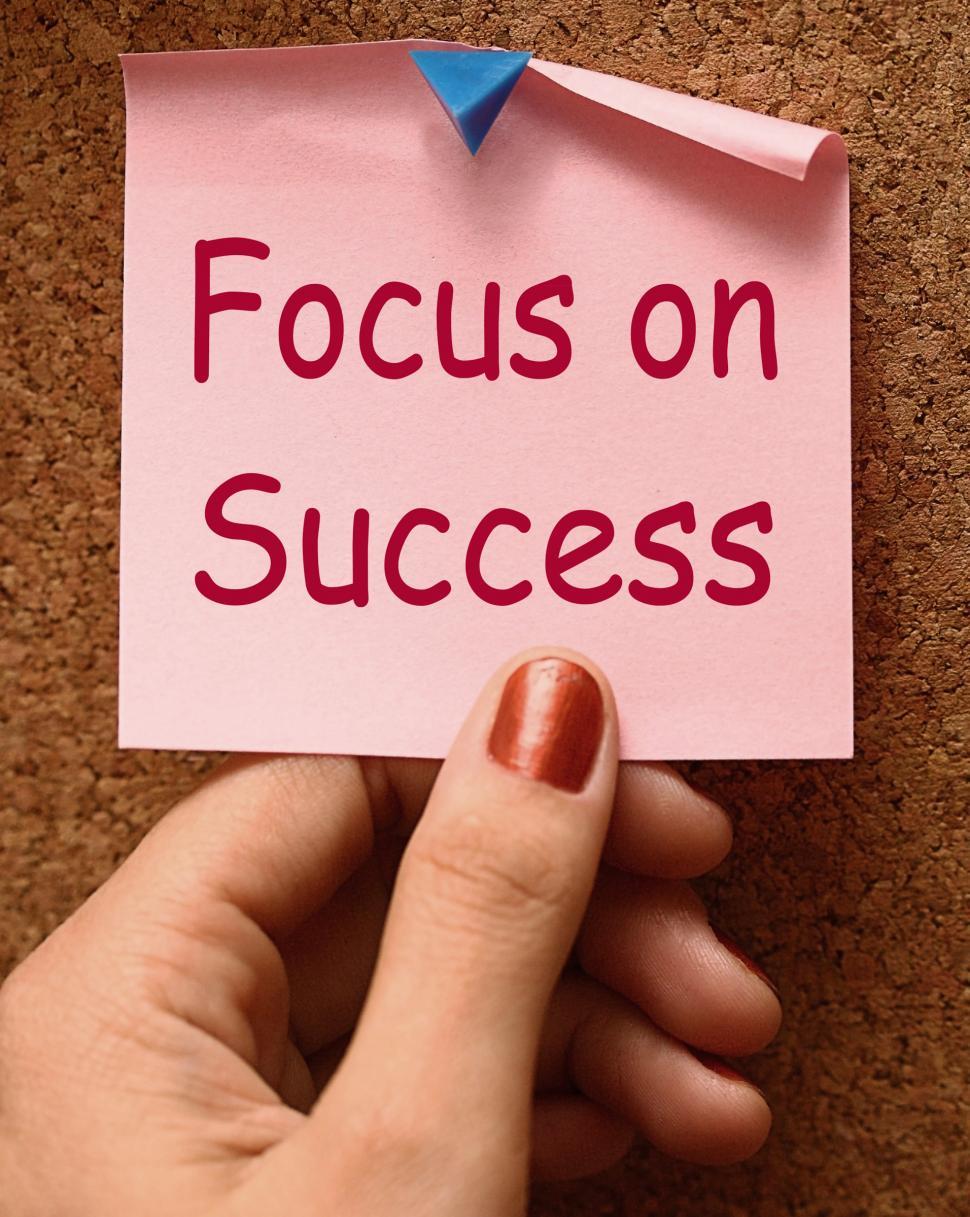 Free Image of Focus On Success Note Shows Achieving Goals 