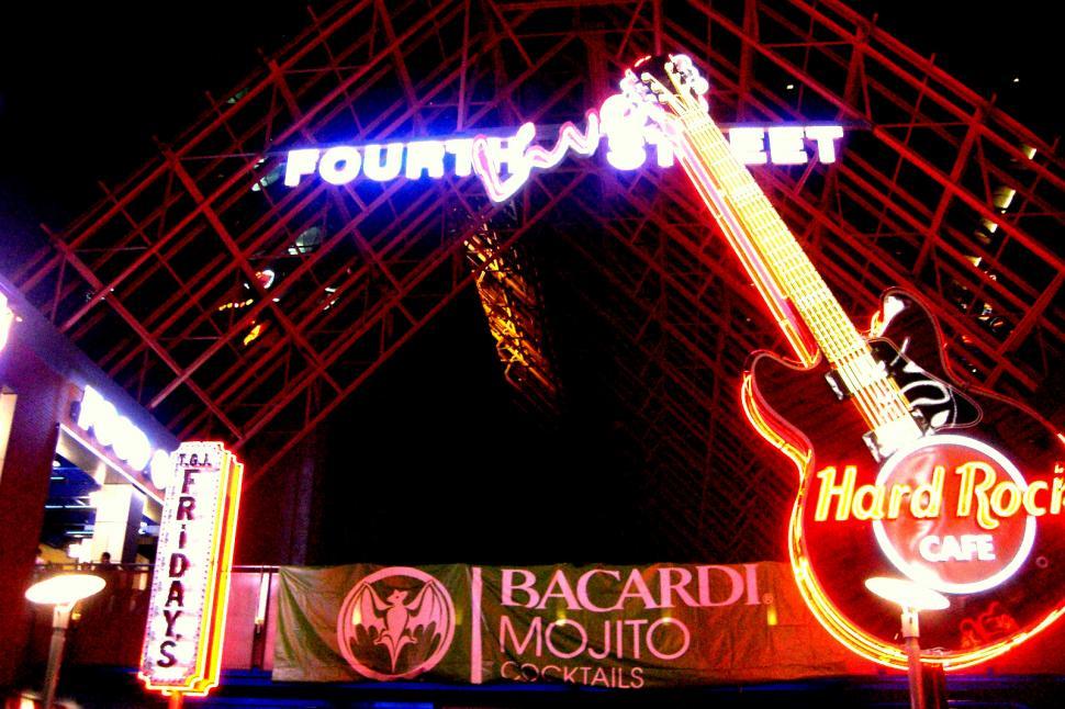 Free Image of Louisville - 4th Street Live 