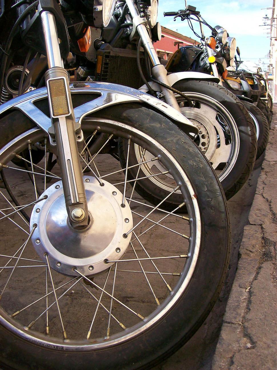 Free Image of Cycles At Curb 