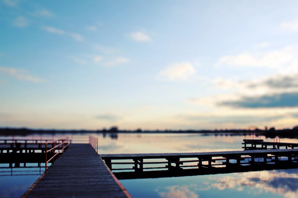 Free Image of Dock Alongside Body of Water 