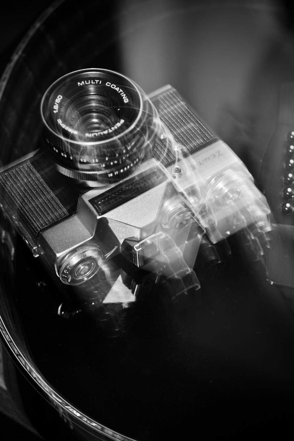 Free Image of Vintage Camera in Black and White 