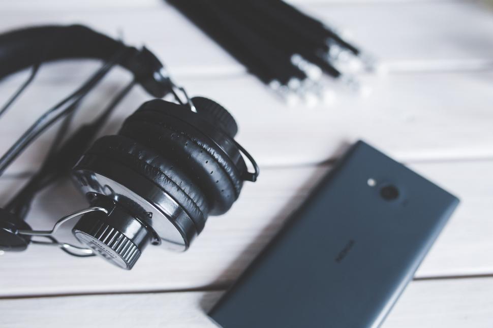 Free Image of Headphones and Cell Phone on Table 