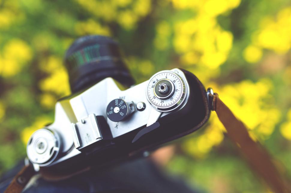Free Image of Close Up of Camera on Tripod 