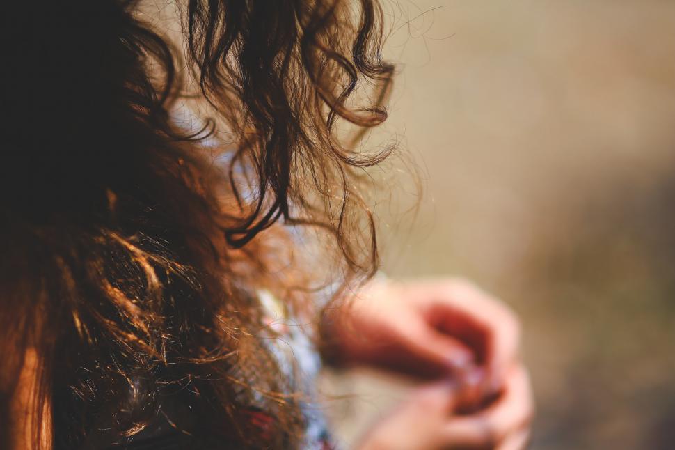 Free Image of Detailed Close-Up of Womans Hair With Blurry Background 