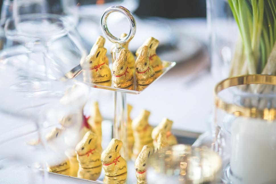 Free Image of Table With Tray of Cookies and Vase of Flowers 