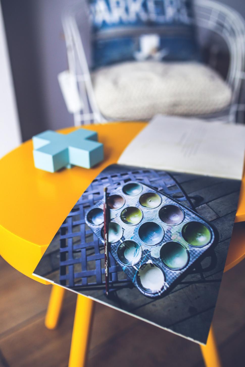 Free Image of Table With Picture of Balls 