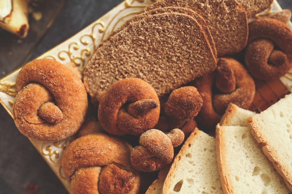 Free Image of Close Up of a Plate of Bread 