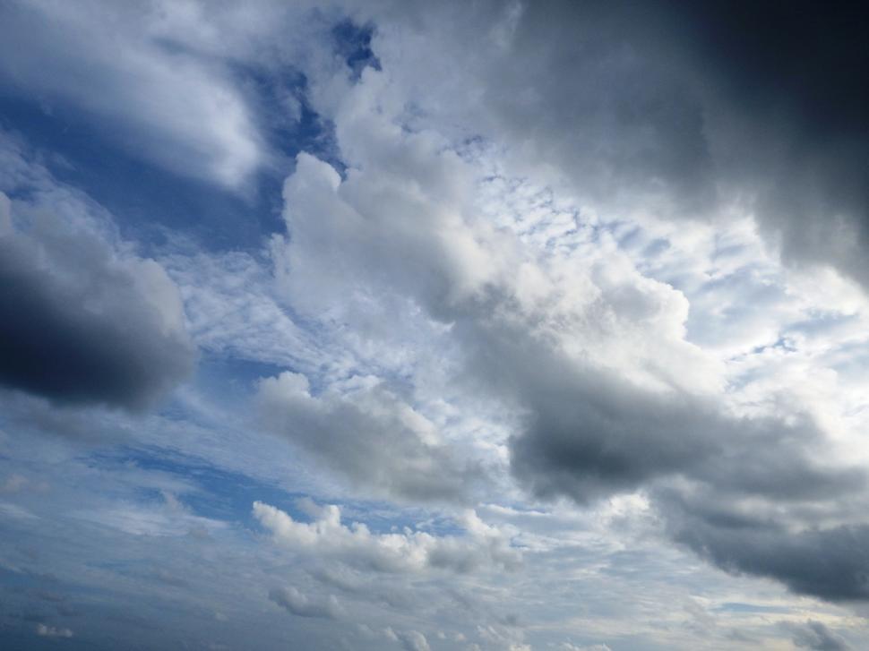 Free Image of Cloudy Skies   