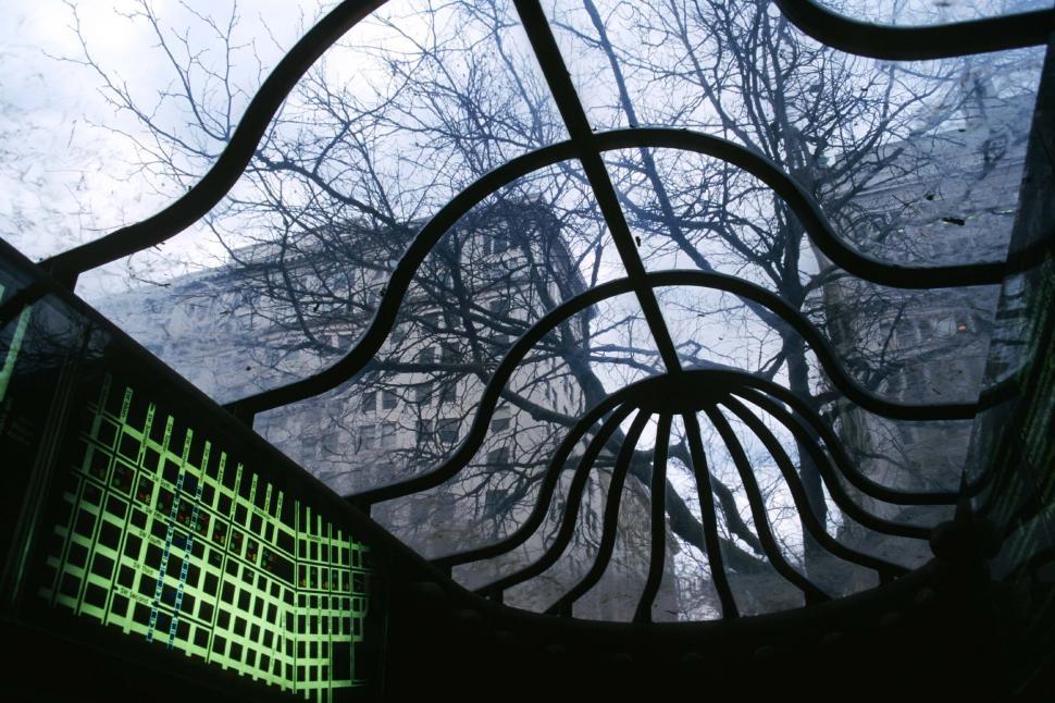 Free Image of Glass top bus stop 
