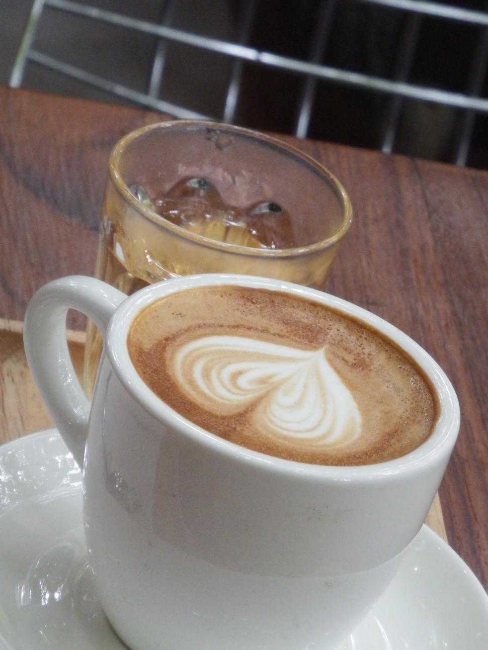 Free Image of Coffee and Iced Tea with Heart Art  