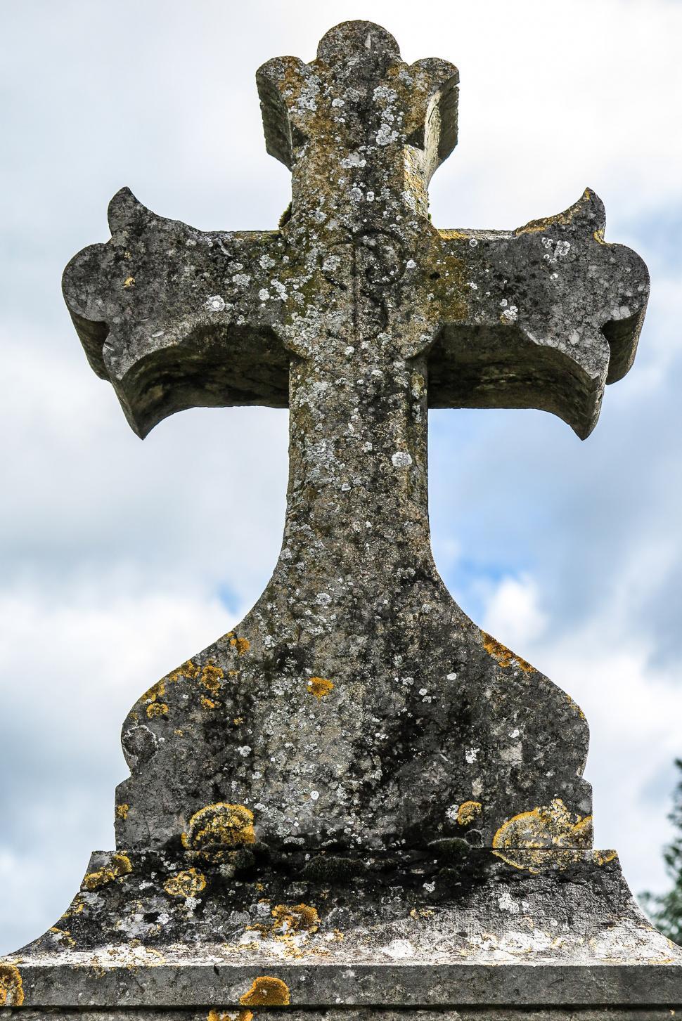 Free Image of Stone cross 